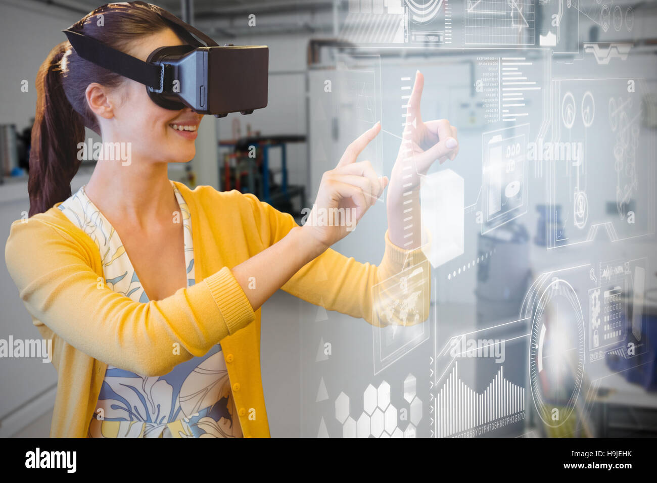 Immagine composita della donna che utilizza una realtà virtuale dispositivo Foto Stock