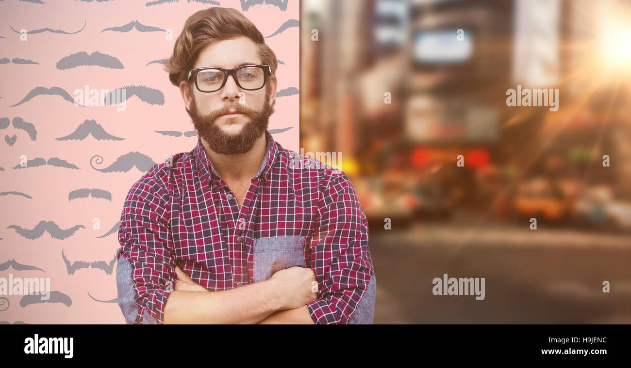 Immagine composita di fiduciosa hipster indossando occhiali con le braccia incrociate Foto Stock