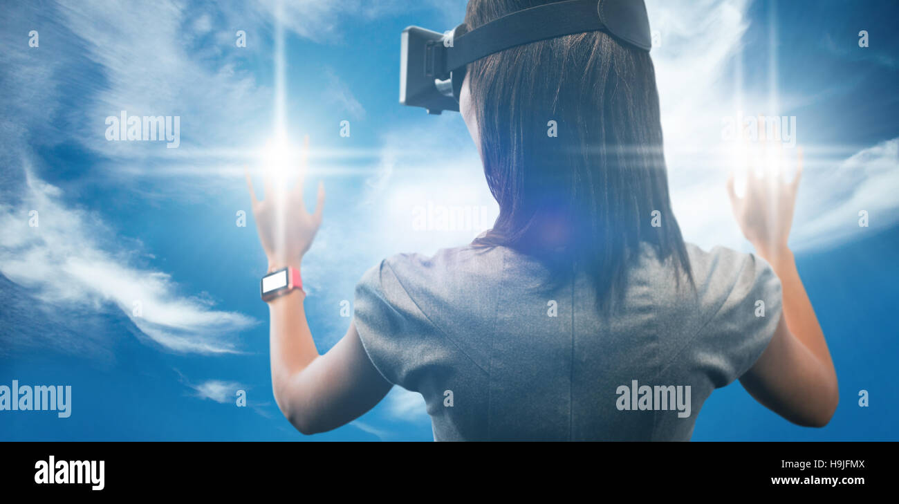 Immagine composita della donna che utilizza una realtà virtuale dispositivo Foto Stock