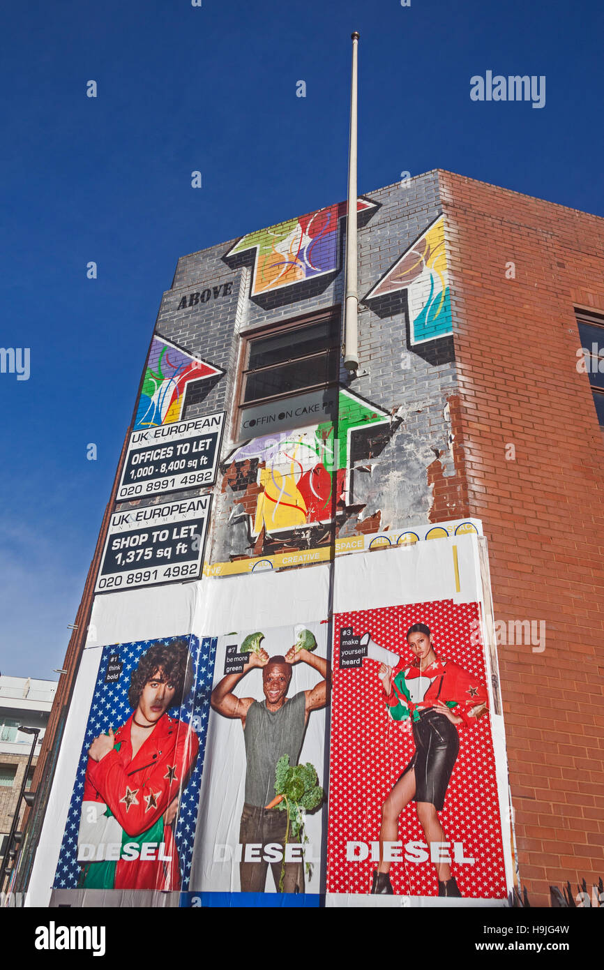 Londra, Shoreditch una parete di estremità contemplati nella pubblicità Foto Stock
