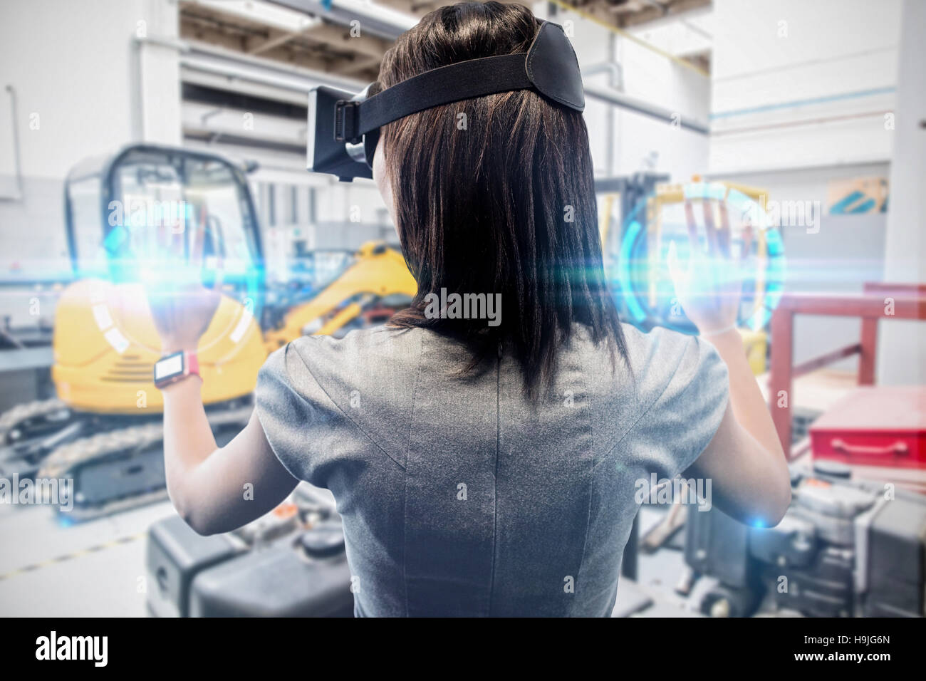 Immagine composita della donna che utilizza una realtà virtuale dispositivo Foto Stock