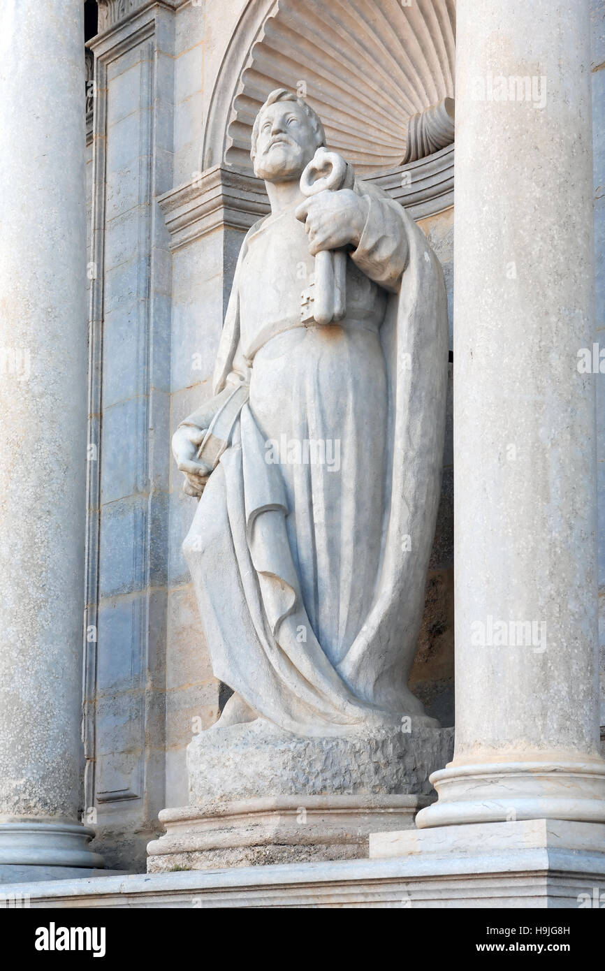 Concetto di paradiso. Primo piano di San Pietro con le chiavi dal cielo Foto Stock