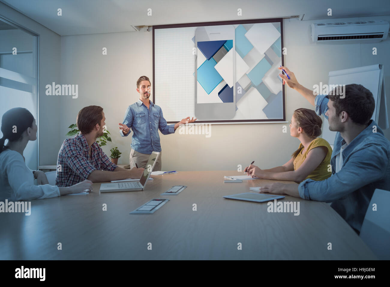 Immagine composita di smartphone con sfondo grafico Foto Stock