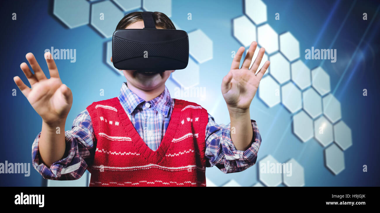 Immagine composita del giovane ragazzo in rosso il ponticello con la realtà virtuale auricolare Foto Stock