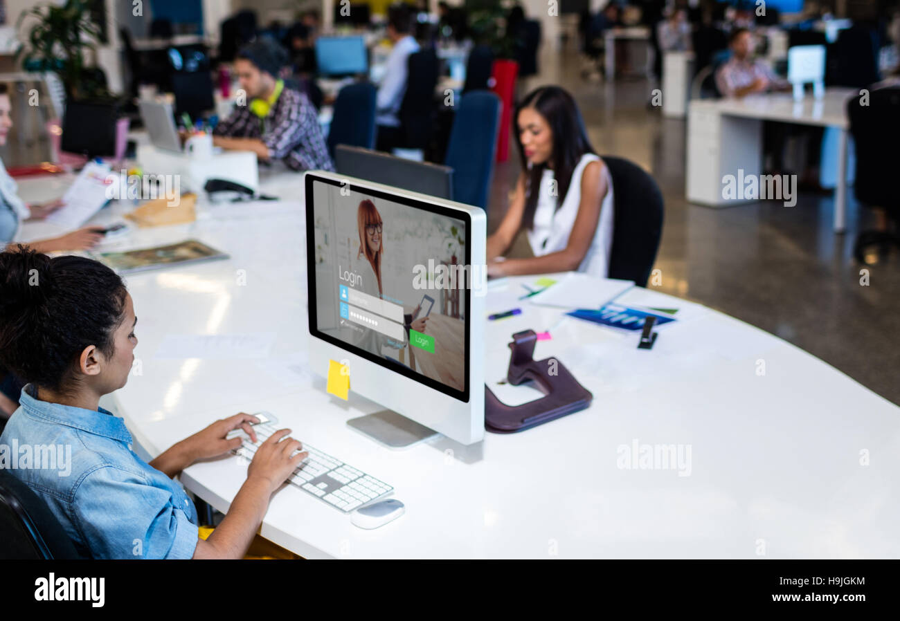 Immagine composita di log-in schermo con redheaded donna e dispositivo di pad Foto Stock