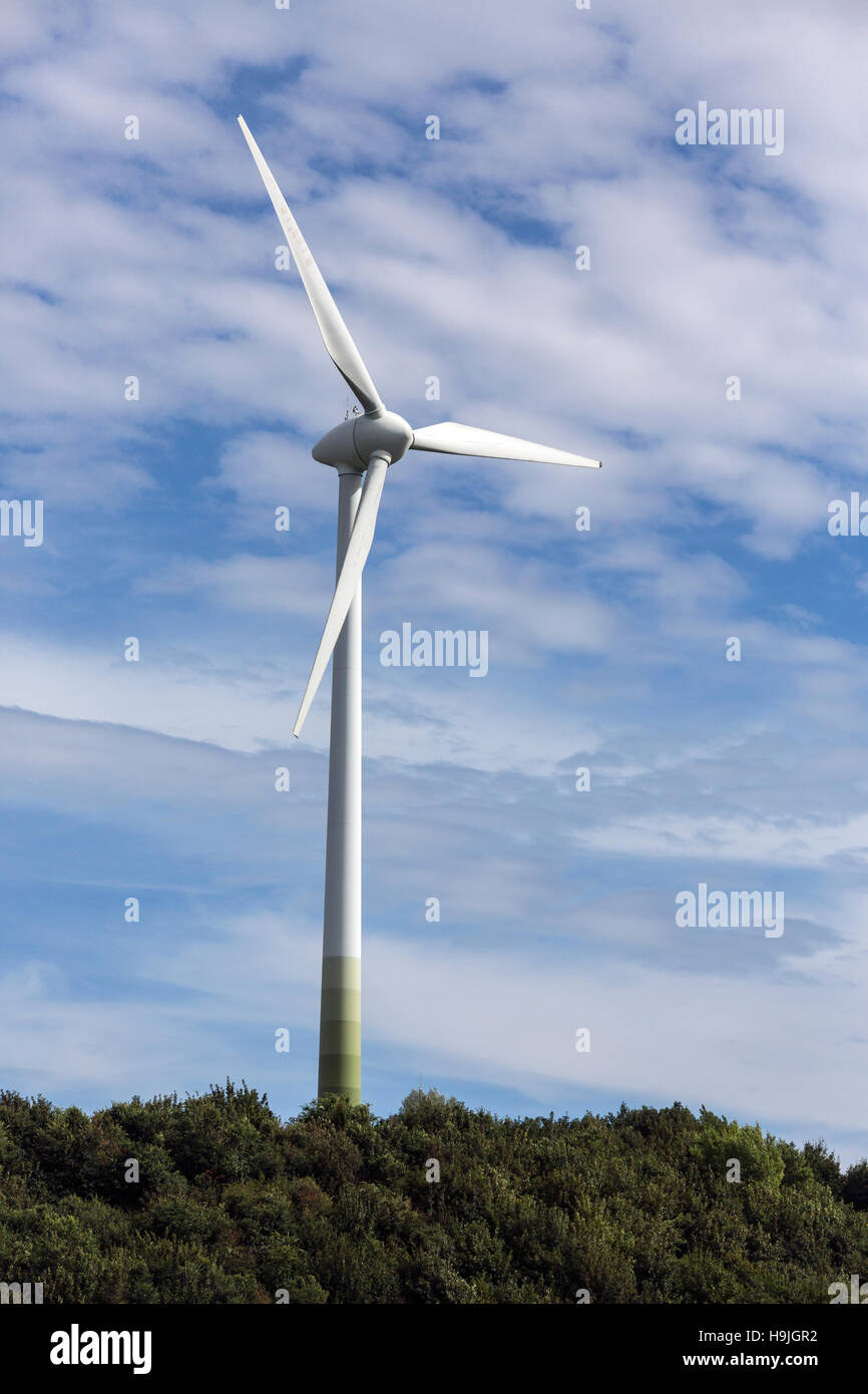 Turbina eolica - un dispositivo che converte l'energia cinetica del vento in energia elettrica. Foto Stock