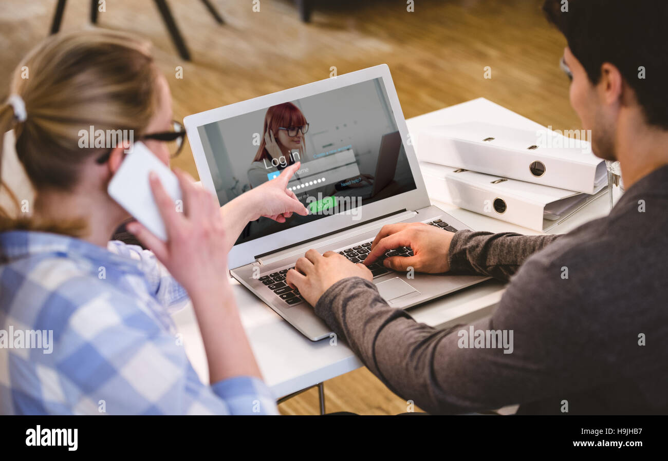 Immagine composita della schermata di login con redheaded donna e il computer portatile Foto Stock