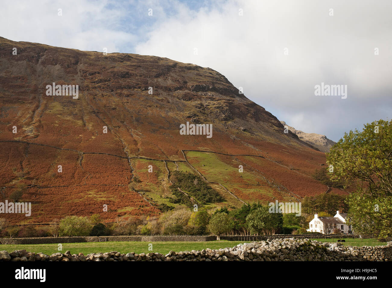 The Wasdale Head Inn at Wasdale Head, The Lake District National Park, Cumbria, Inghilterra, Regno Unito. Foto Stock