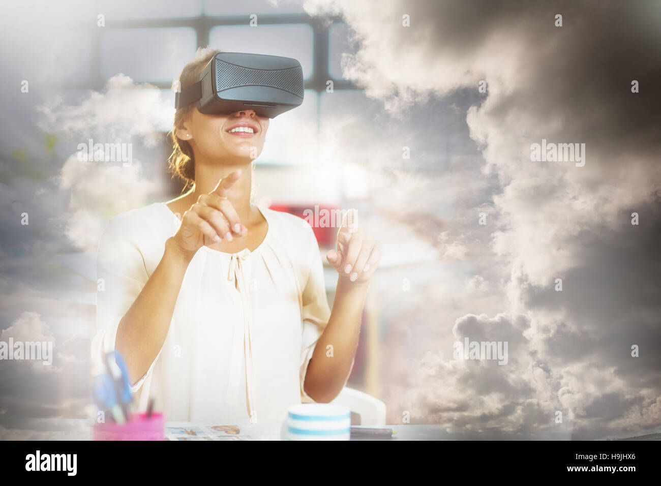 Femmina designer grafico utilizzando la realtà virtuale auricolare Foto Stock