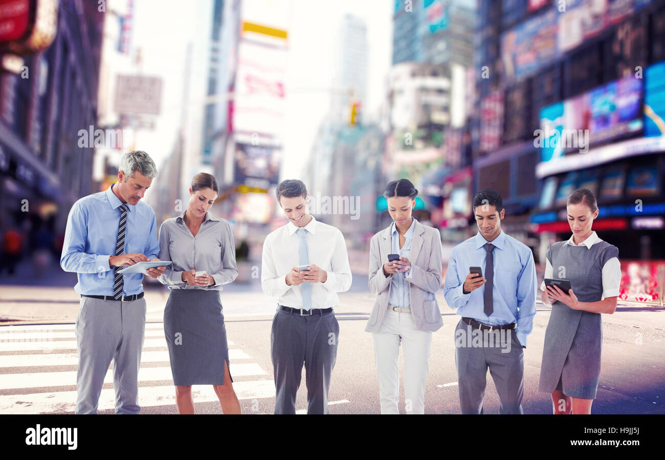 Immagine composita della gente di affari utilizzando il proprio telefono Foto Stock
