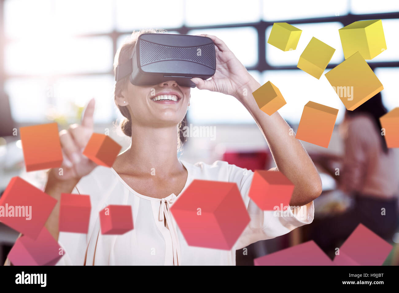 Femmina designer grafico utilizzando la realtà virtuale auricolare Foto Stock