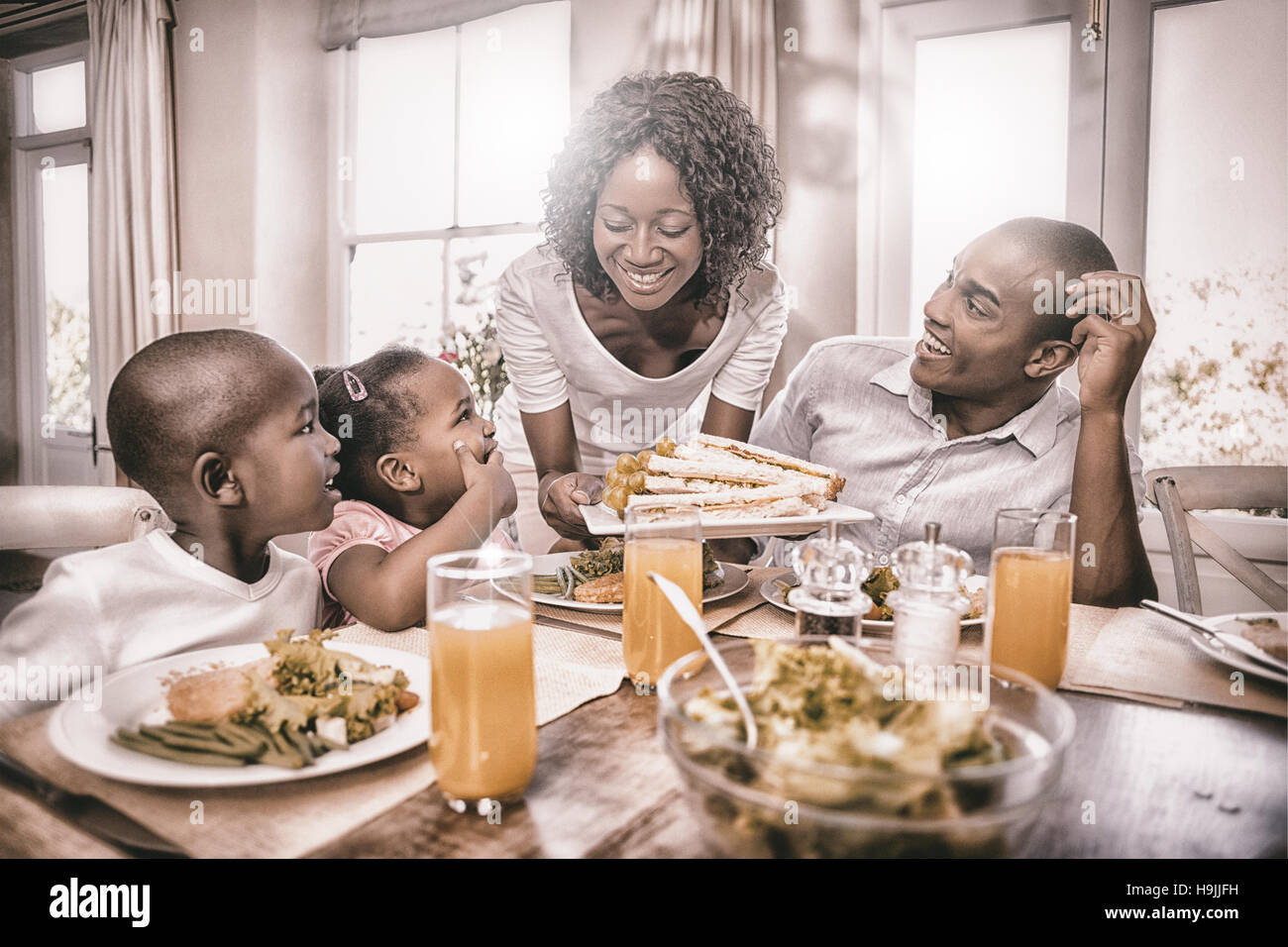 La famiglia felice gustando un pasto sano insieme Foto Stock