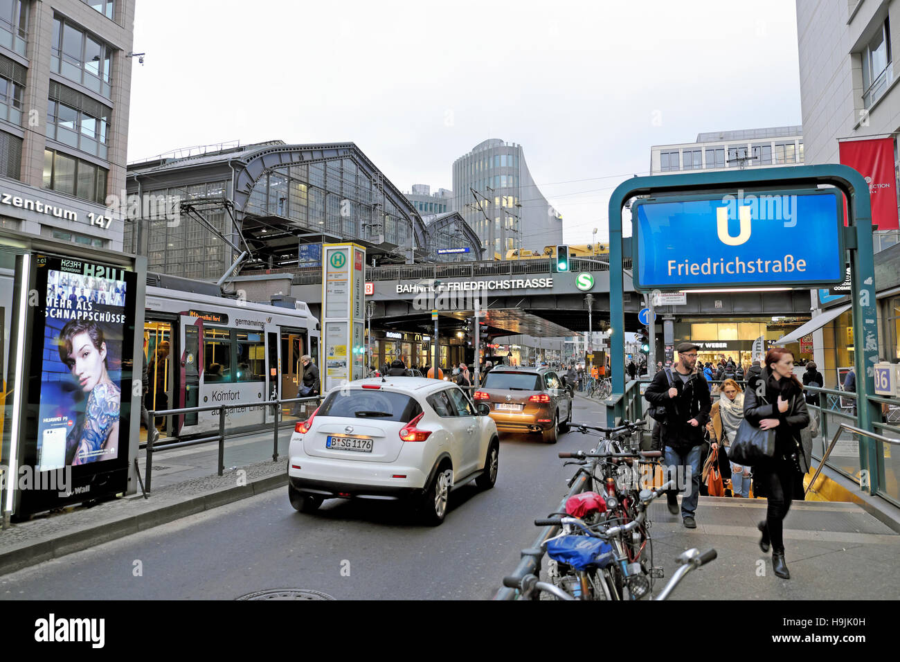 Occupato Berlin street scene con acquirenti e traffico vicino Bahnhof Friedrichstrasse metropolitana stazione U Berlin Nov 2016 Germania, Europa KATHY DEWITT Foto Stock