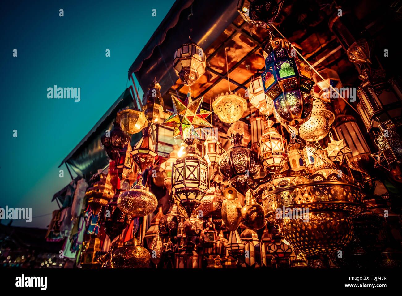 Marocchino tradizionale lanterne accese fino a notte nel souk di Marrakech, Marocco Foto Stock