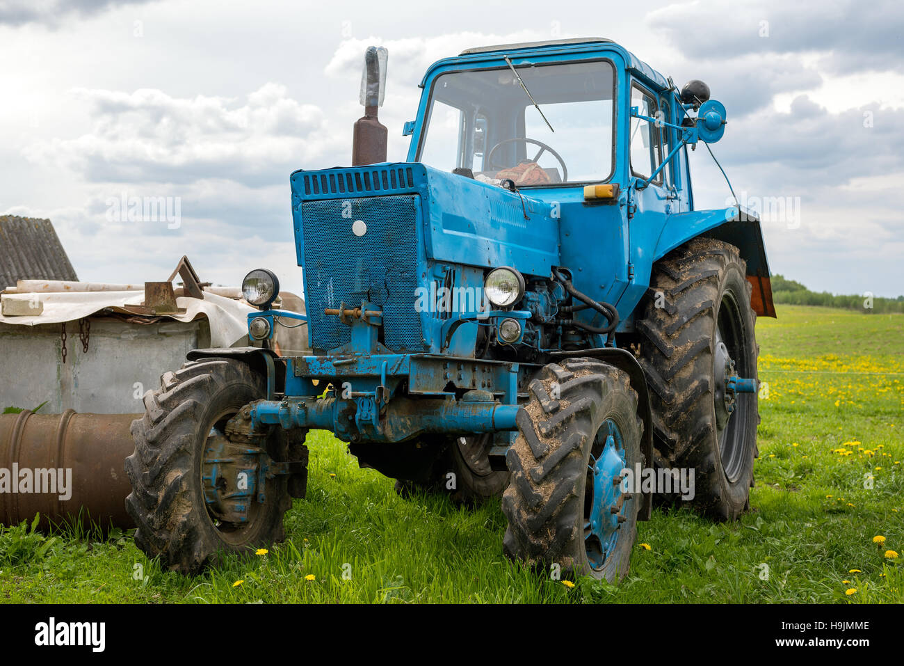 Vecchio Blu Bielorussia il trattore su un terreno Foto Stock