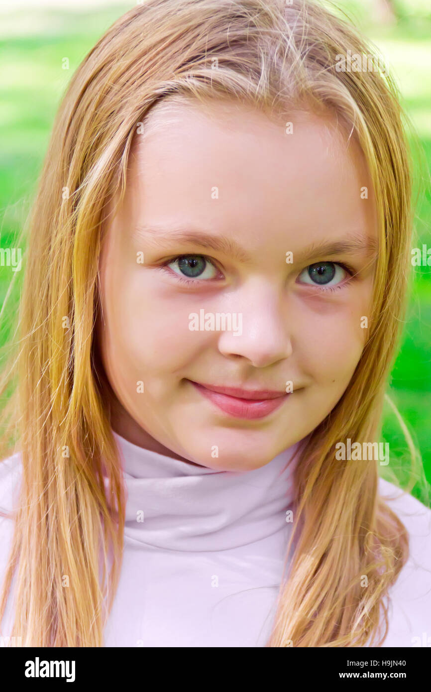 Foto della ragazza carina con grandi occhi blu Foto Stock