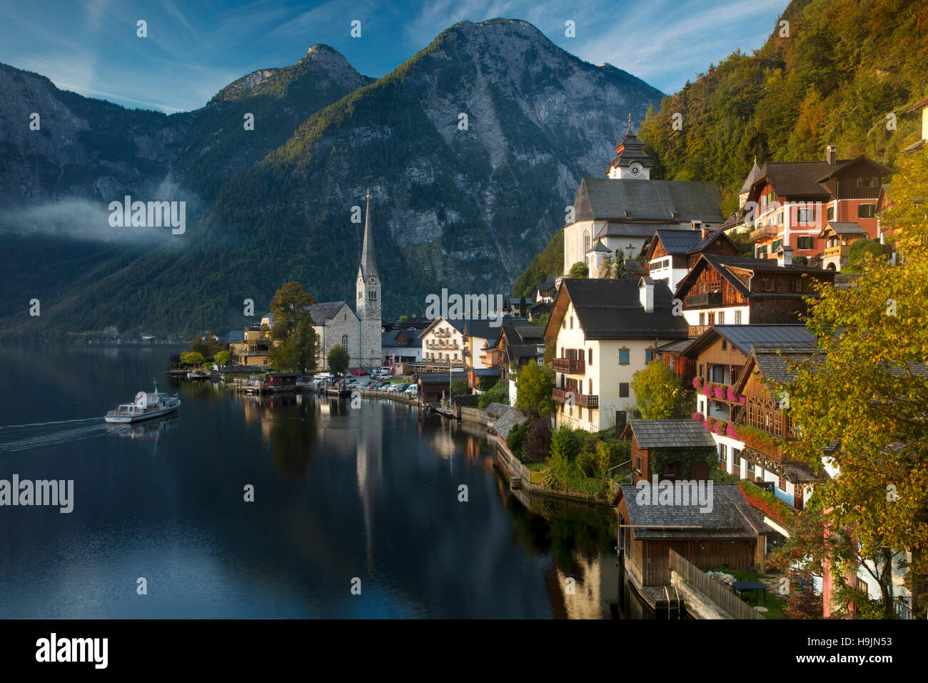 Traghetto e le prime luci dell alba sulla città di Hallstatt e Hallstattersee, Saltzkammergut, Austria Foto Stock