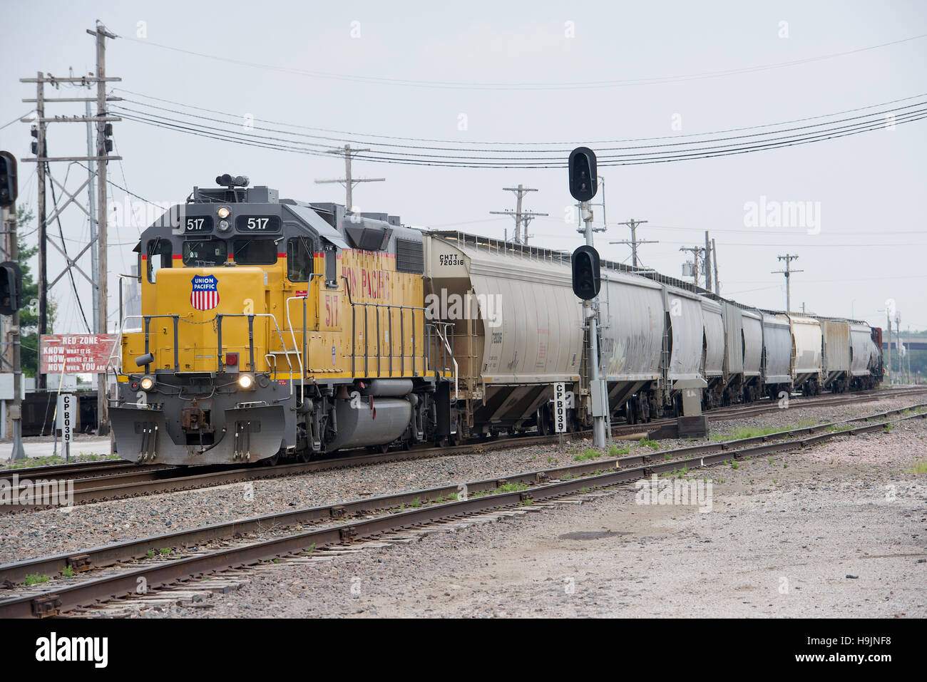 Union Pacific locomotore 517 un GP38 Interruttori merci grano vetture in Fremont, Dodge County, Nebraska, Stati Uniti d'America. Foto Stock