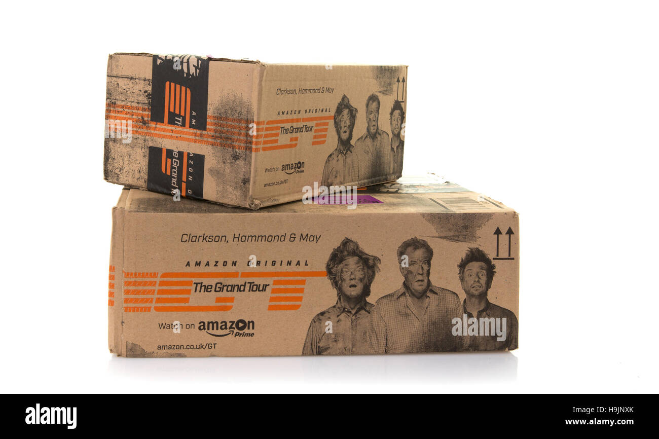Pila di Amazon scatole impilate su un fondo bianco Foto Stock
