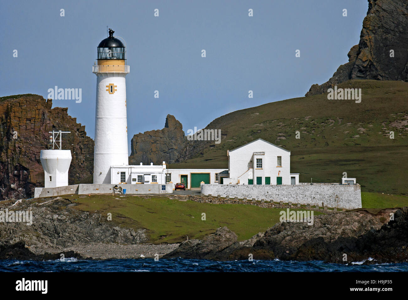 Sud faro sulla costa di Fair Isle, Shetland, ultimo faro in Scozia per essere automatizzato in 1998 Foto Stock