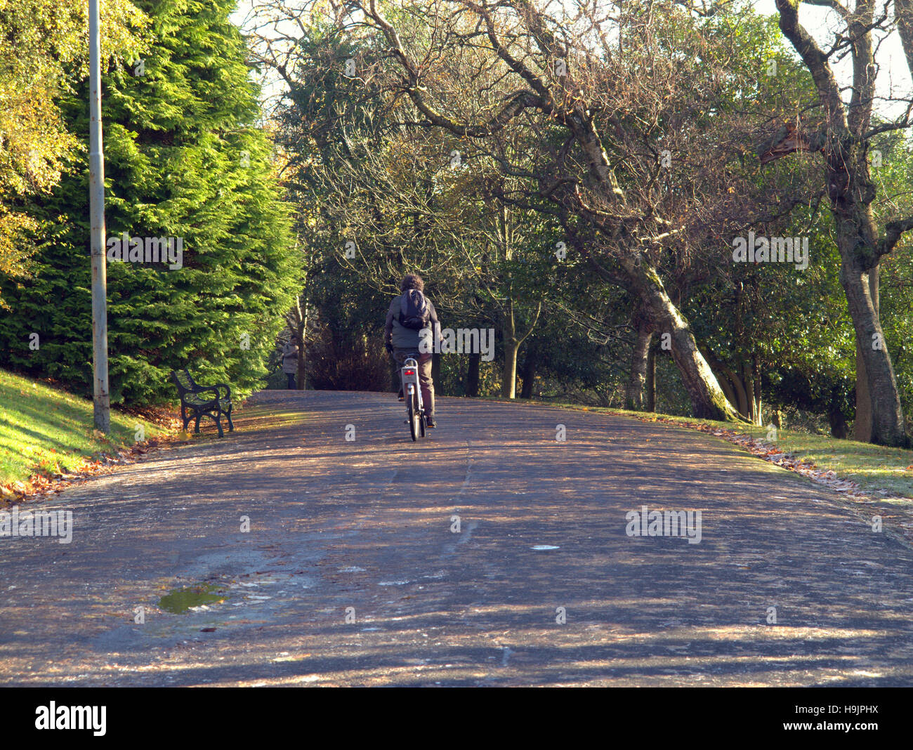 Glasgow park scena noleggio bike rider sul cammino di autunno Foto Stock