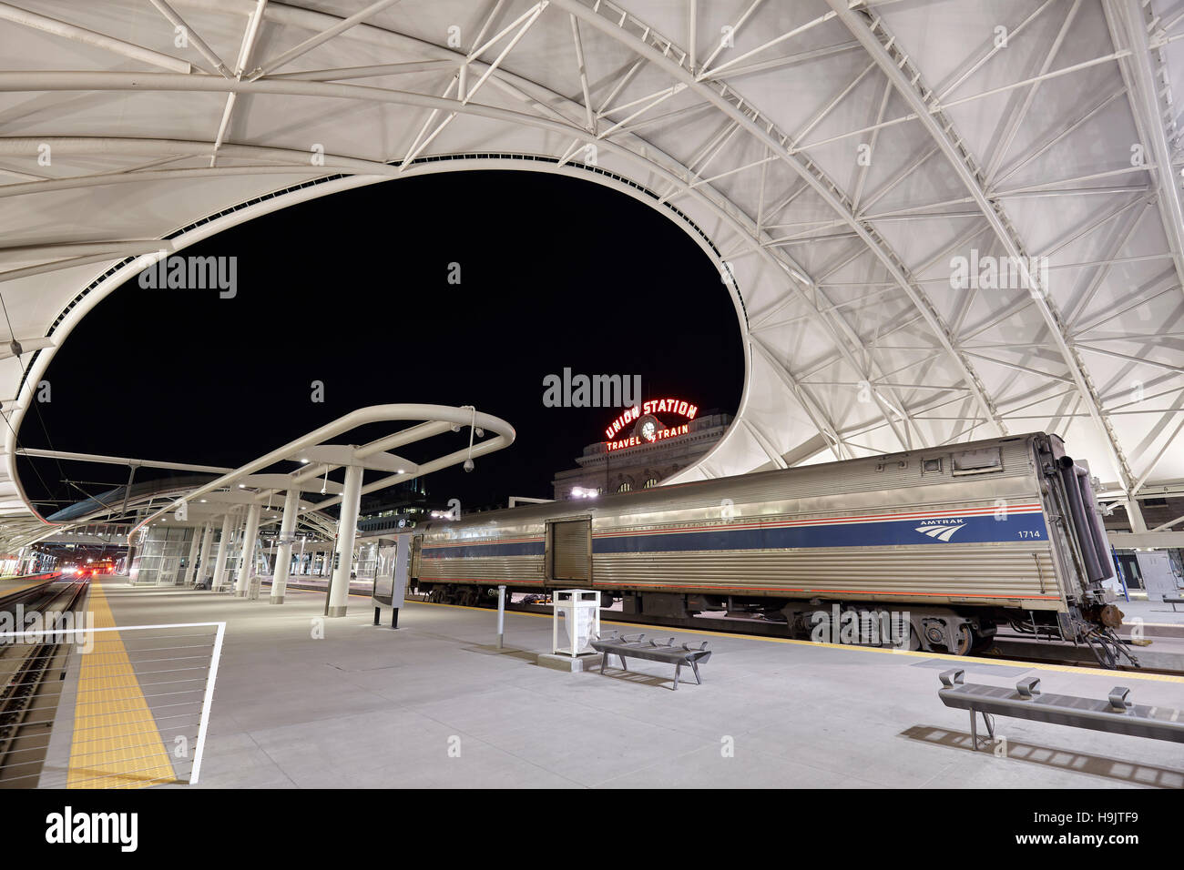 Denver, Stati Uniti d'America - 3 Novembre 2016: immagine notturna di rinnovata unione di Denver, stazione ferroviaria principale hub di trasporto a Denver in Colorado. Foto Stock