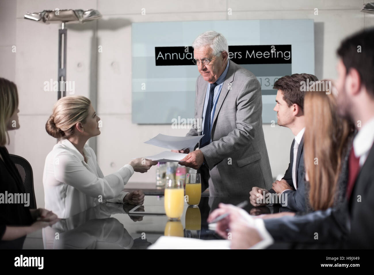 Business Partner per discutere di affari della transazione in riunione Foto Stock