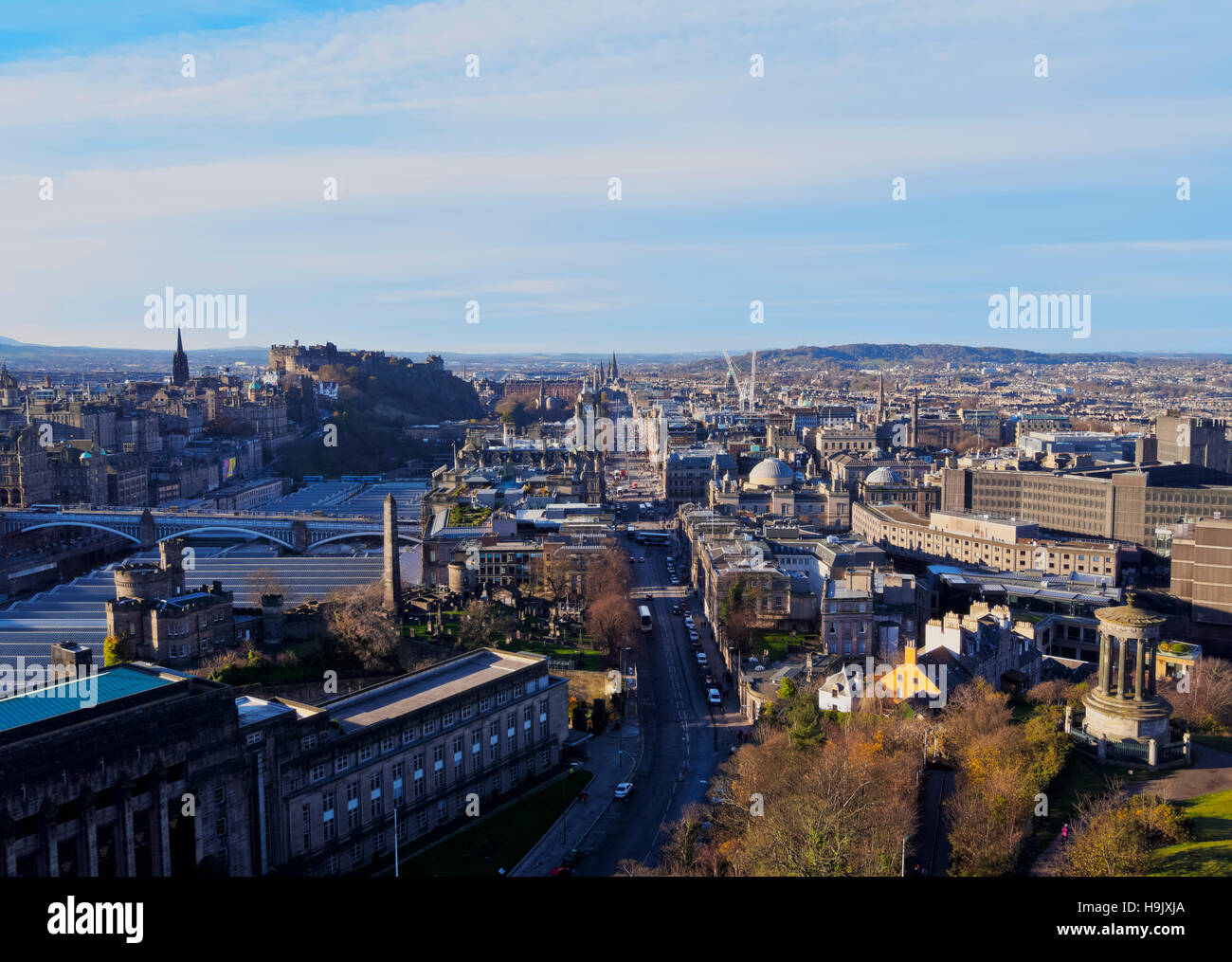 Regno Unito, Scozia, Lothian, Edimburgo, Calton Hill, Vista Princes Street con il Balmoral Hotel Torre dell'orologio. Foto Stock