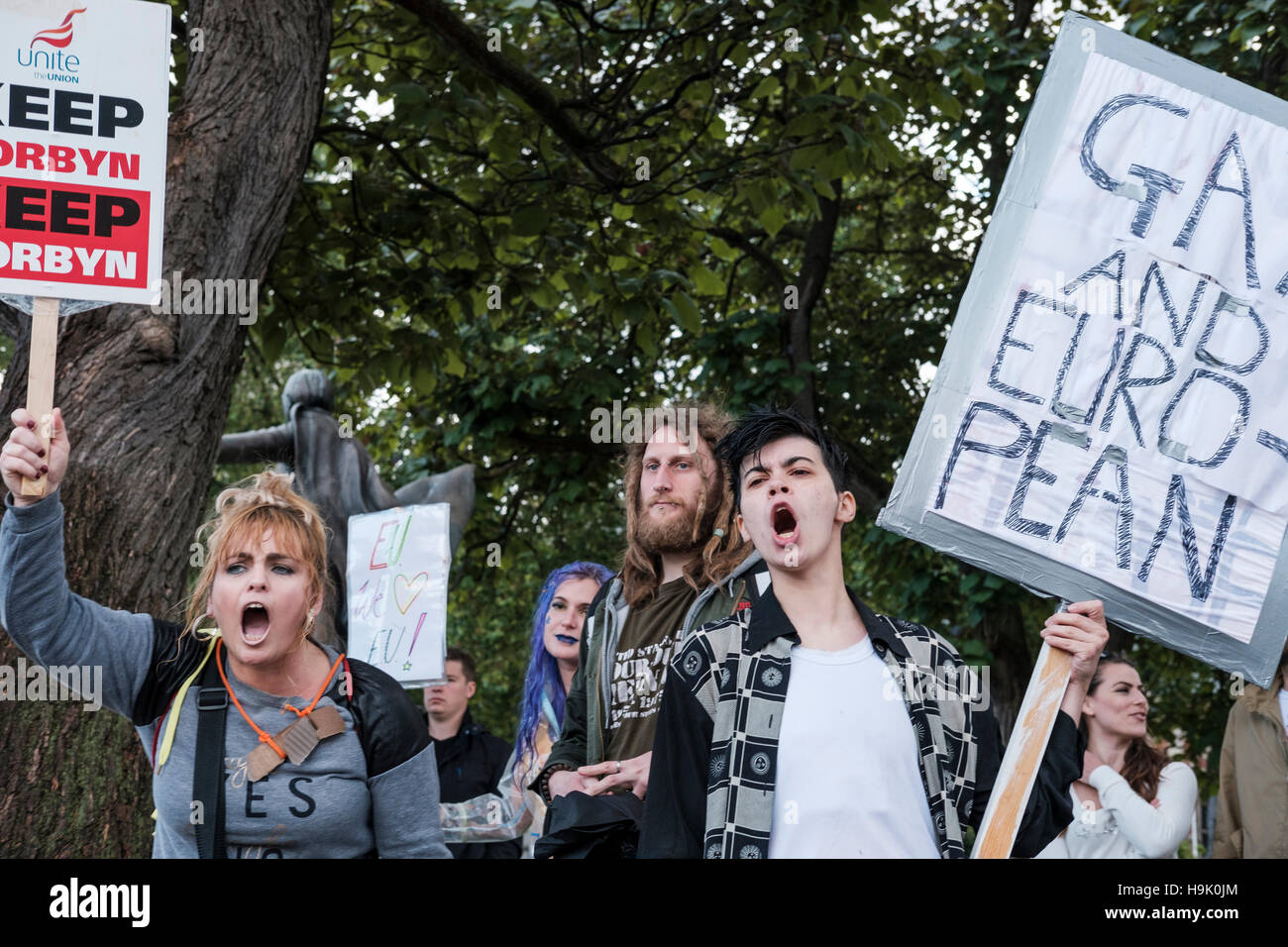 UK,l'Inghilterra,Londra,Westminster- Anti-Brexit e Jeremy Corbyn i sostenitori sulla piazza del Parlamento Foto Stock