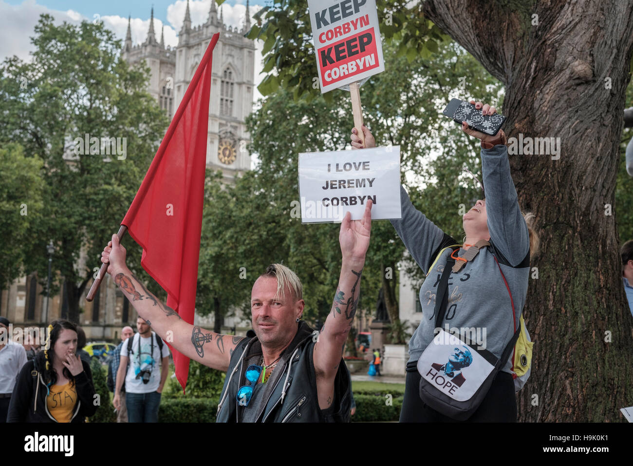 UK,l'Inghilterra,Londra,Westminster- Jeremy Corbyn i sostenitori sulla piazza del Parlamento Foto Stock