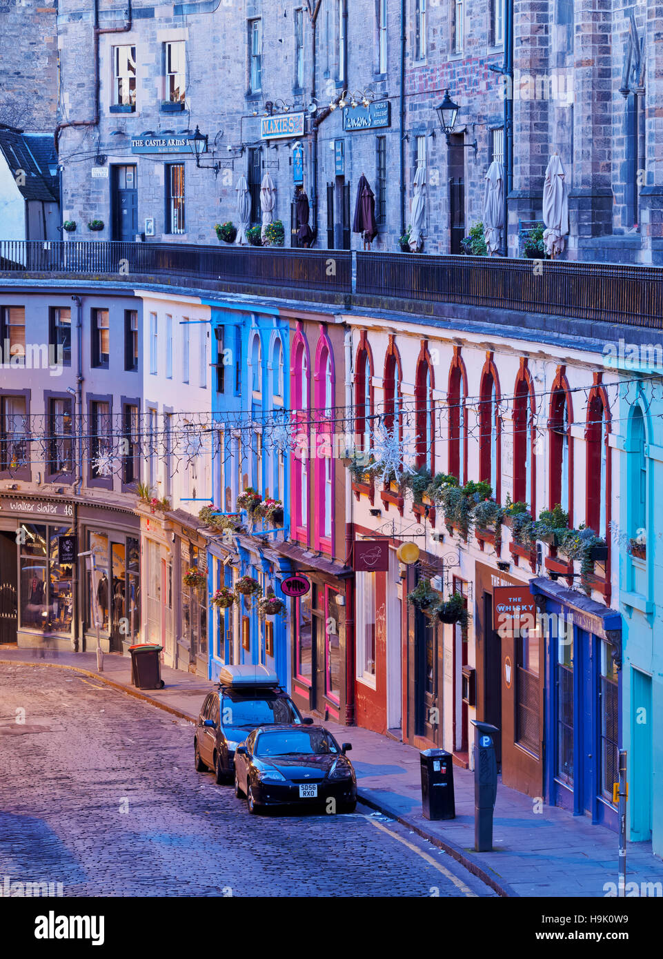 Regno Unito, Scozia, Edimburgo, Città Vecchia, crepuscolo vista della Victoria Street. Foto Stock