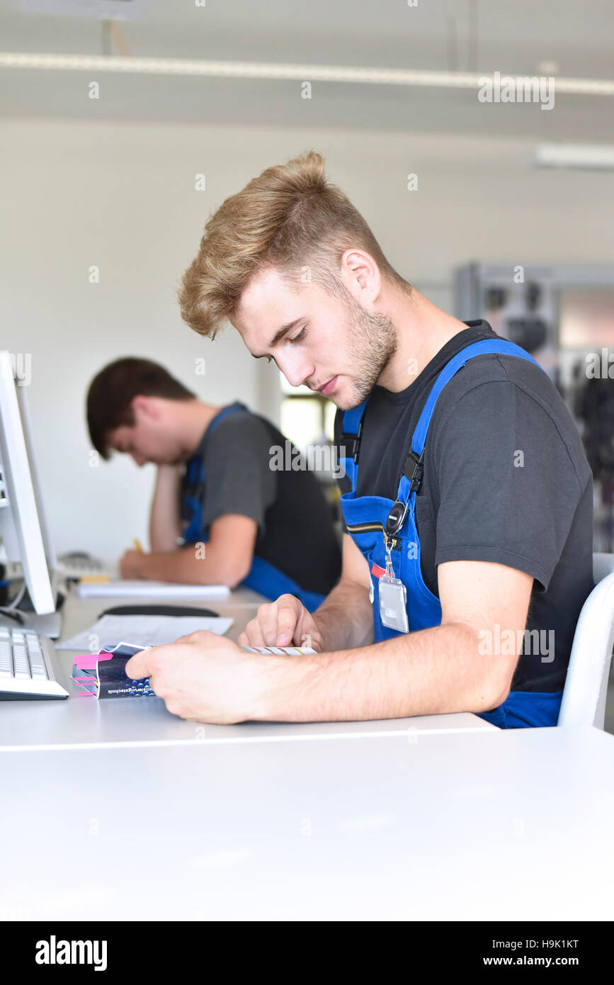 Scuola di formazione professionale gli studenti la scrittura di un test Foto Stock