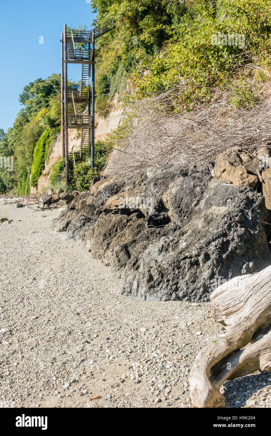 Una scala verticale sorge direttamente accanto a una collina a Saltwater del Parco Statale di Des Moines, Washington. Foto Stock