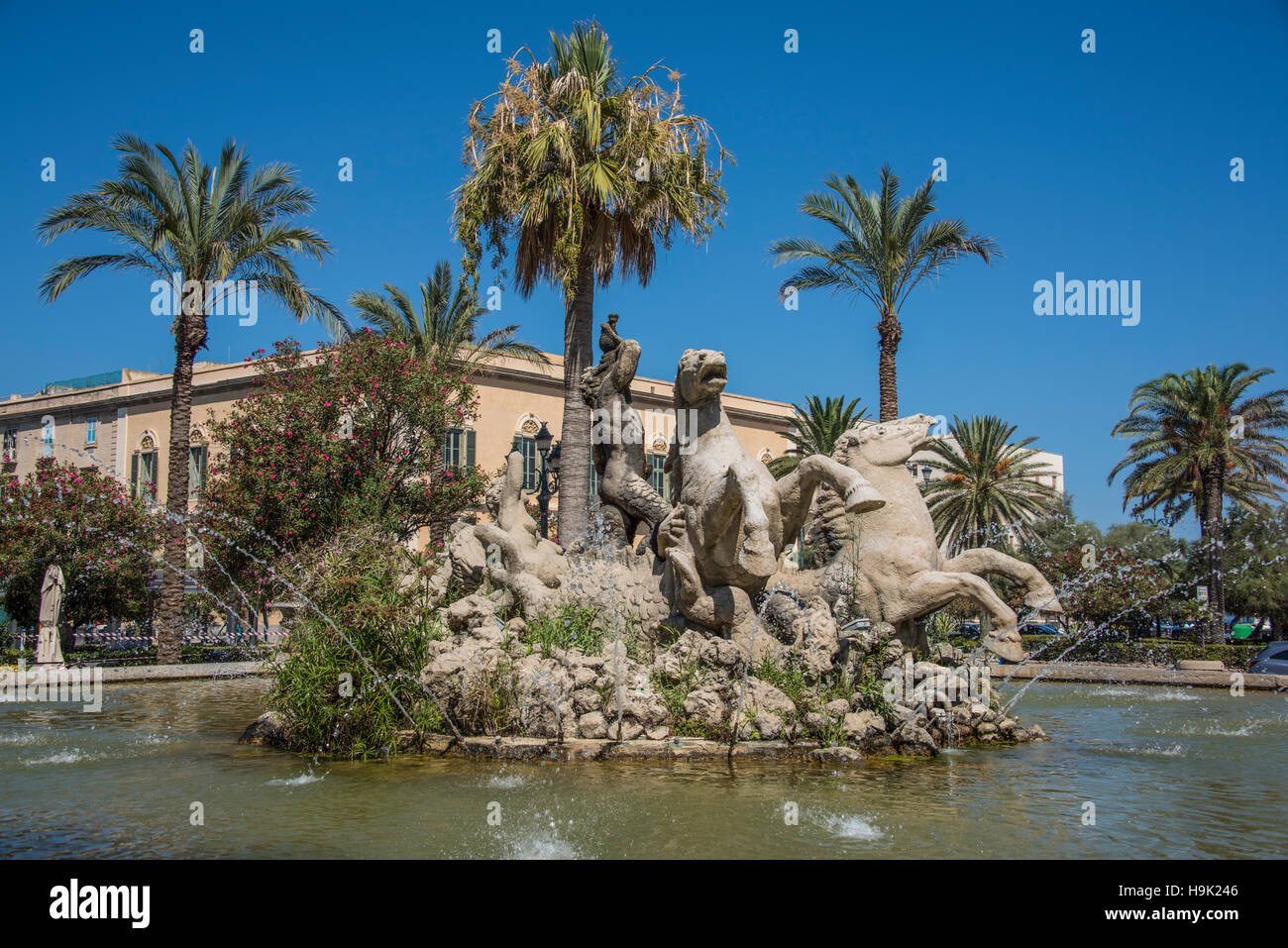 Fontana di Tritone ("Fontana del Tritone") adiacente a Piazza Vottorio  Emanuele, Trapani, Sicilia Foto stock - Alamy