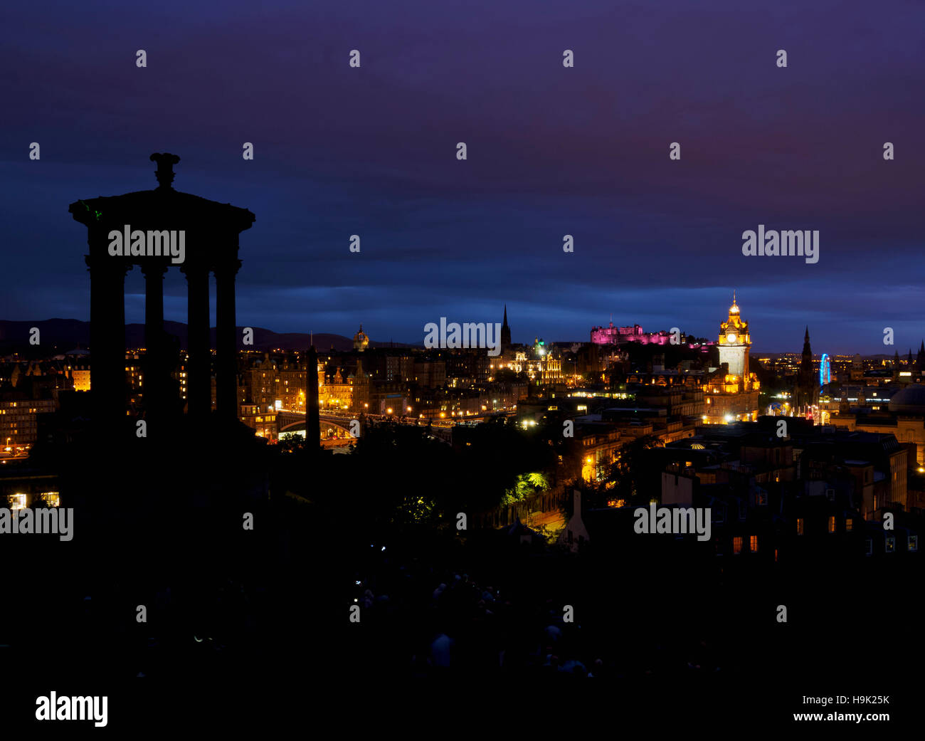 Regno Unito, Scozia, Edimburgo, Calton Hill, vista del Dugald Stewart monumento, il Balmoral Hotel la Torre dell Orologio e il castello. Foto Stock