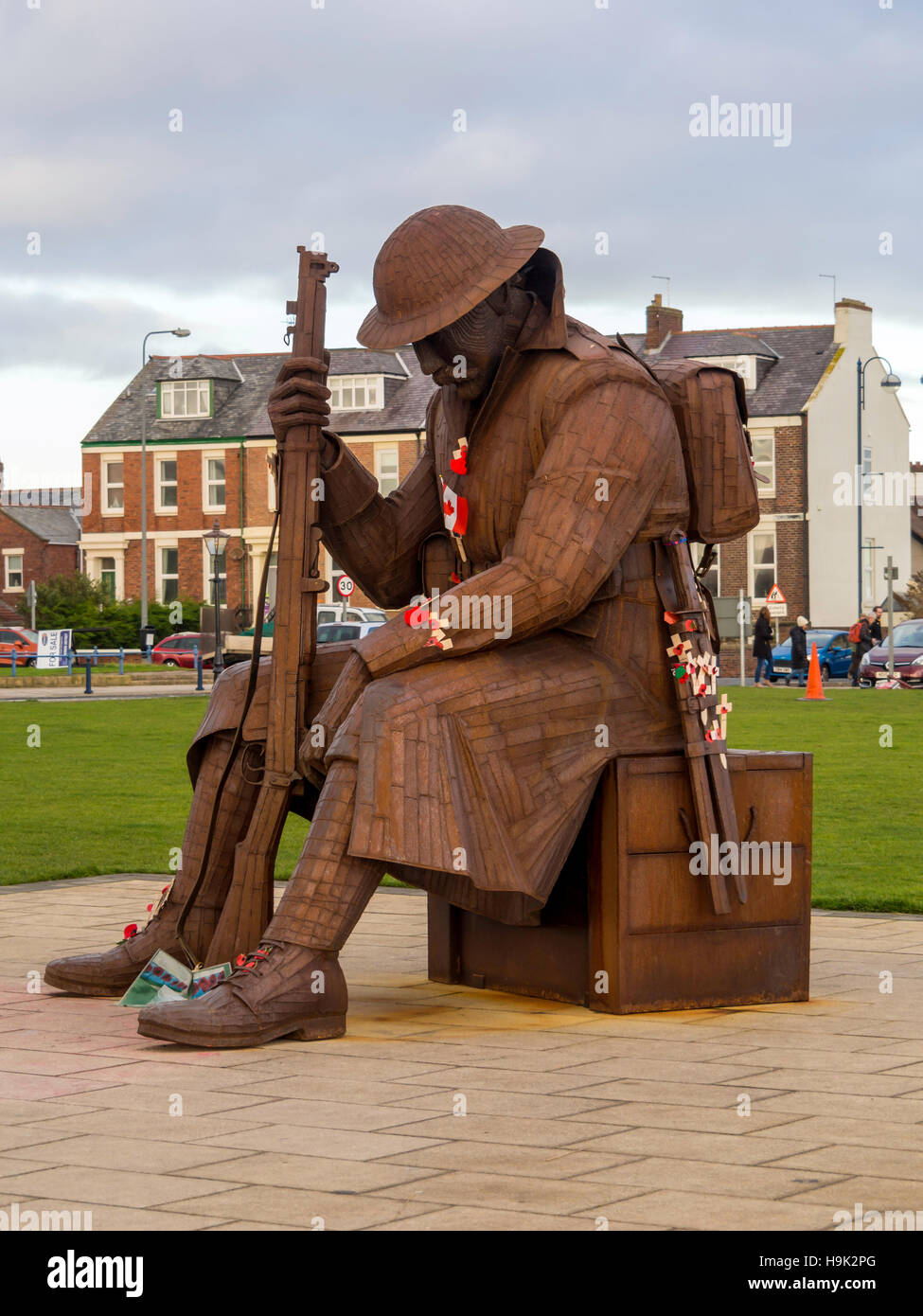 Undici 'O' una larga scala scultura in acciaio di un Tommy Prima Guerra Mondiale soldato dallo scultore Ray Lonsdale a Seaham Contea di Durham Foto Stock