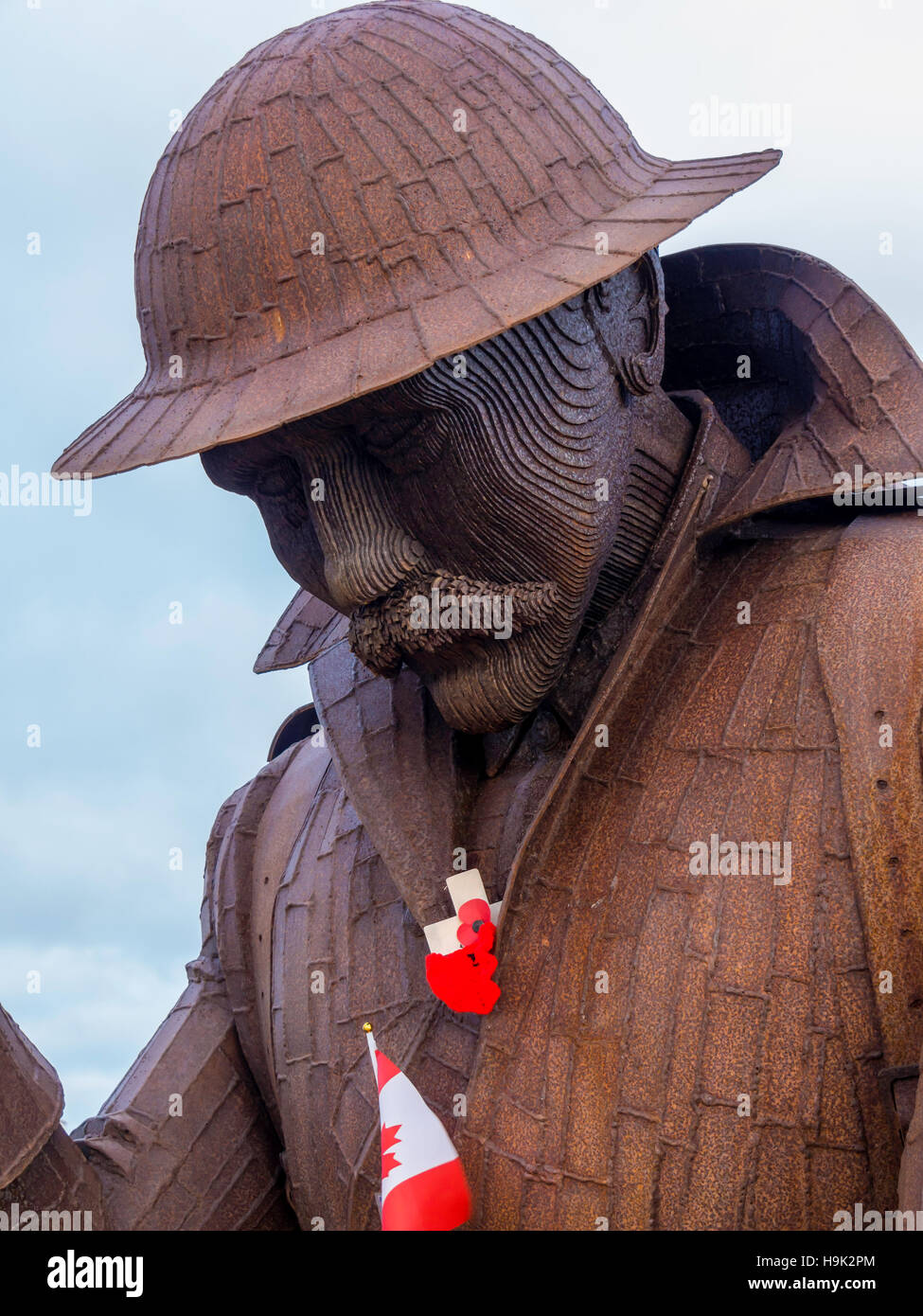 Undici 'O' una larga scala scultura in acciaio di un Tommy Prima Guerra Mondiale soldato dallo scultore Ray Lonsdale a Seaham Contea di Durham Foto Stock