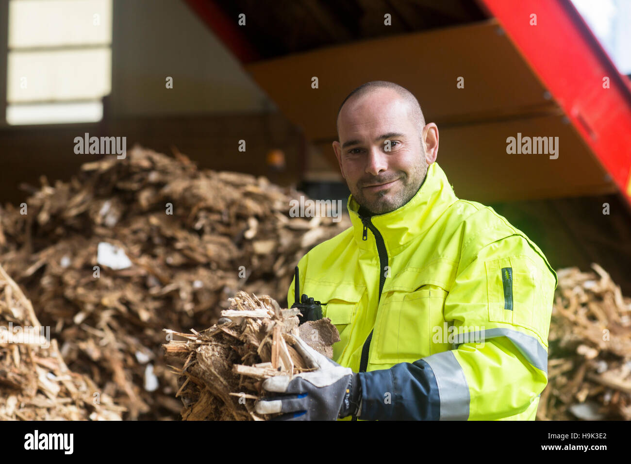 Ritratto di contenuto lavoratore presso il riciclaggio del legno cantiere Foto Stock