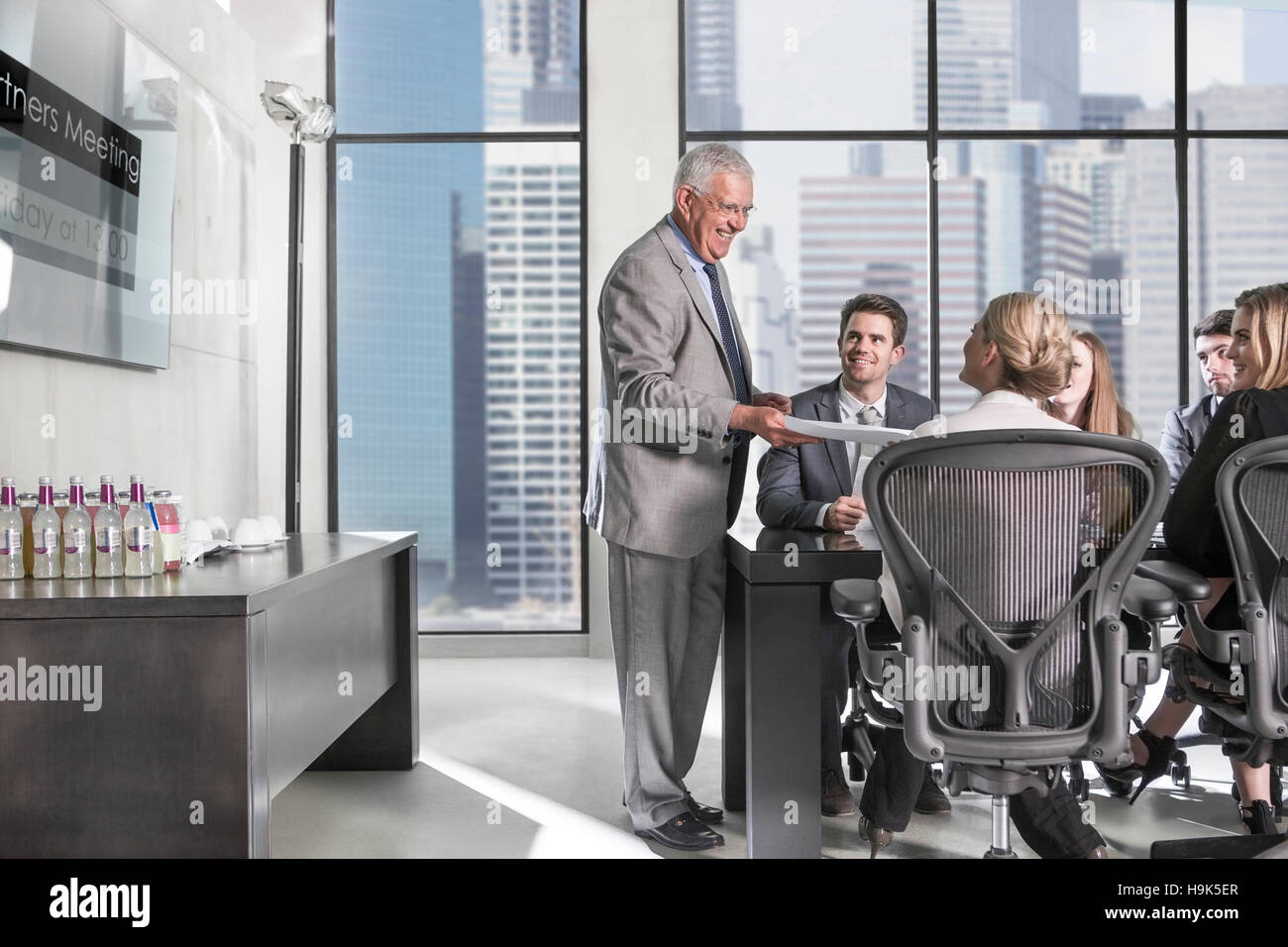 Business Partner per discutere di affari della transazione in riunione Foto Stock