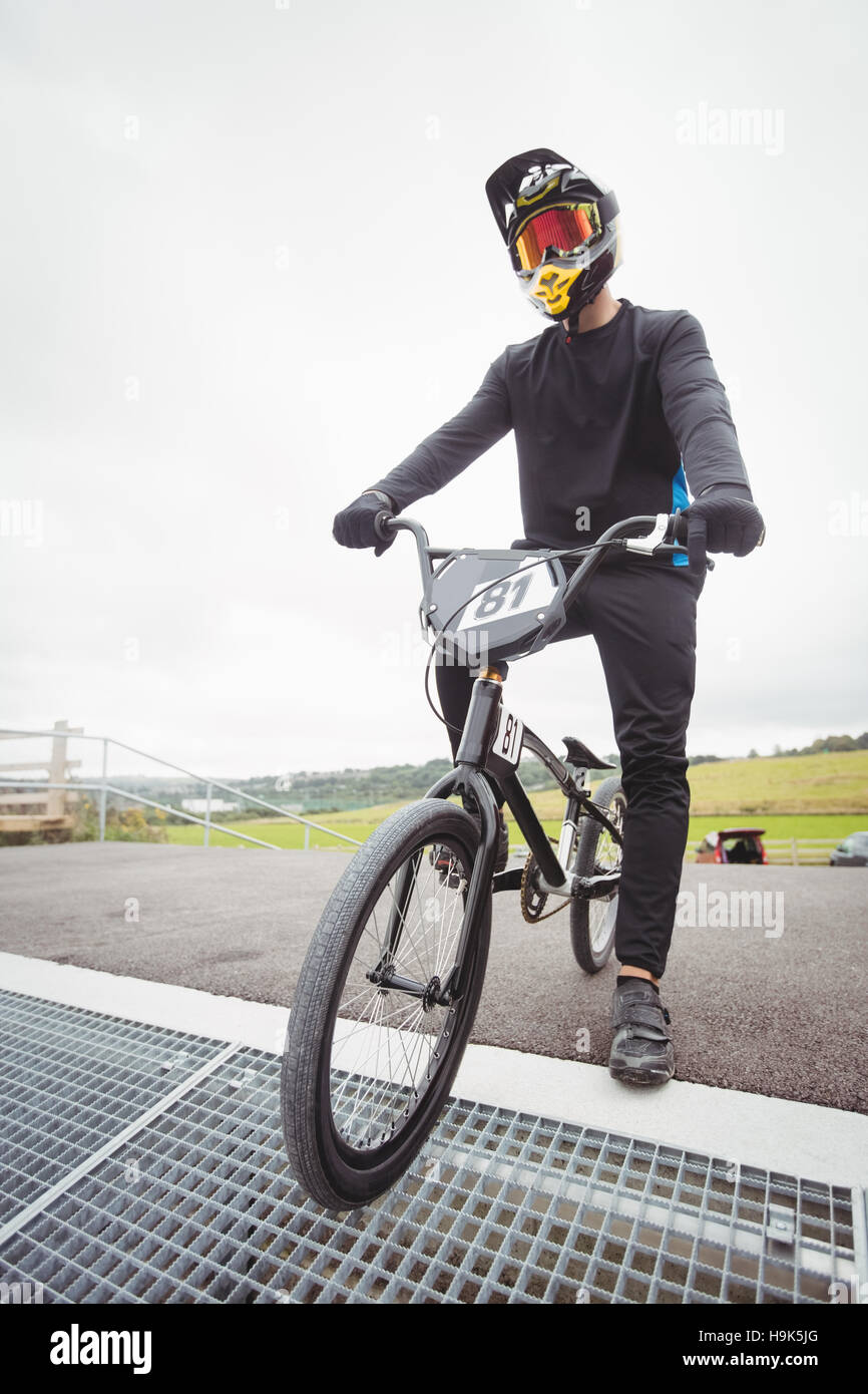 Ciclista la preparazione per una gara di BMX a rampa di partenza Foto Stock