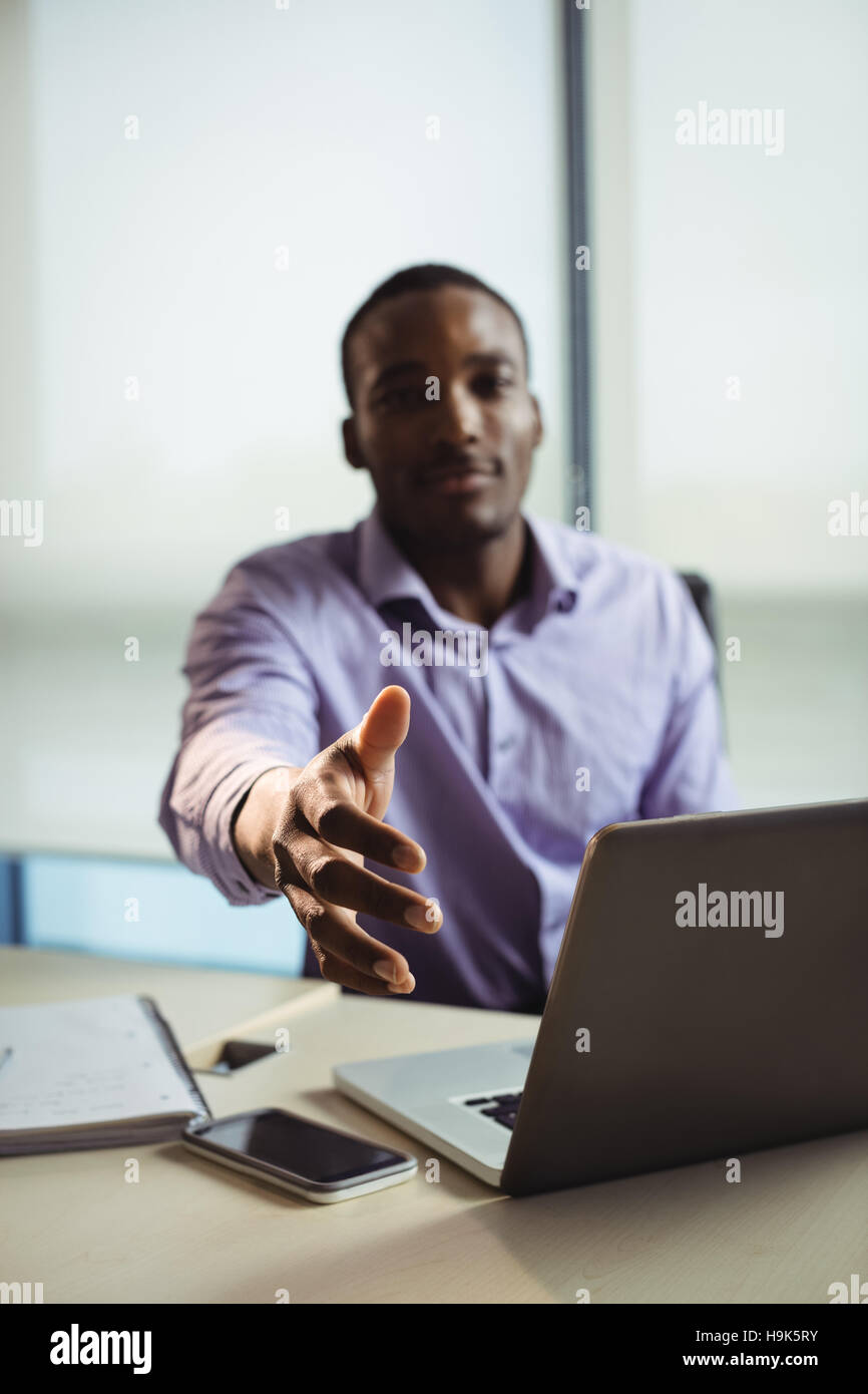 Business executive gesticolando una stretta di mano Foto Stock