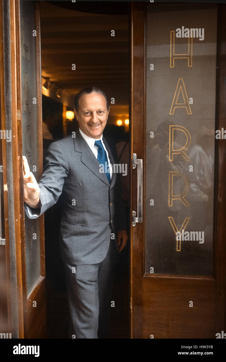 Arrigo Cipriani - in una foto del 1980- figlio di Giuseppe Cipriani, fondatore di Harry's Bar - L'Harry's Bar è un pubblico lo storico locale della città di Venezia, Italia, nel 2001 dichiarata patrimonio nazionale dal Ministero dei Beni Culturali Foto Stock
