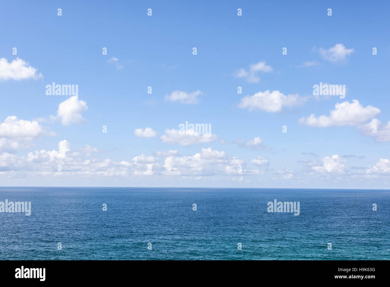 Guardando fuori attraverso l'Oceano Atlantico dalla Cornovaglia. Foto Stock