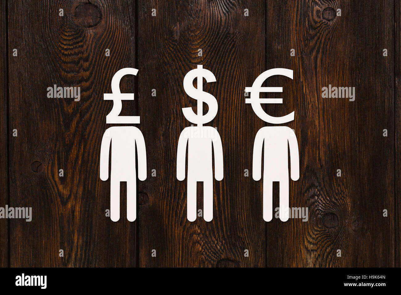 Gli uomini di carta con segni di denaro, astratta immagine concettuale Foto Stock