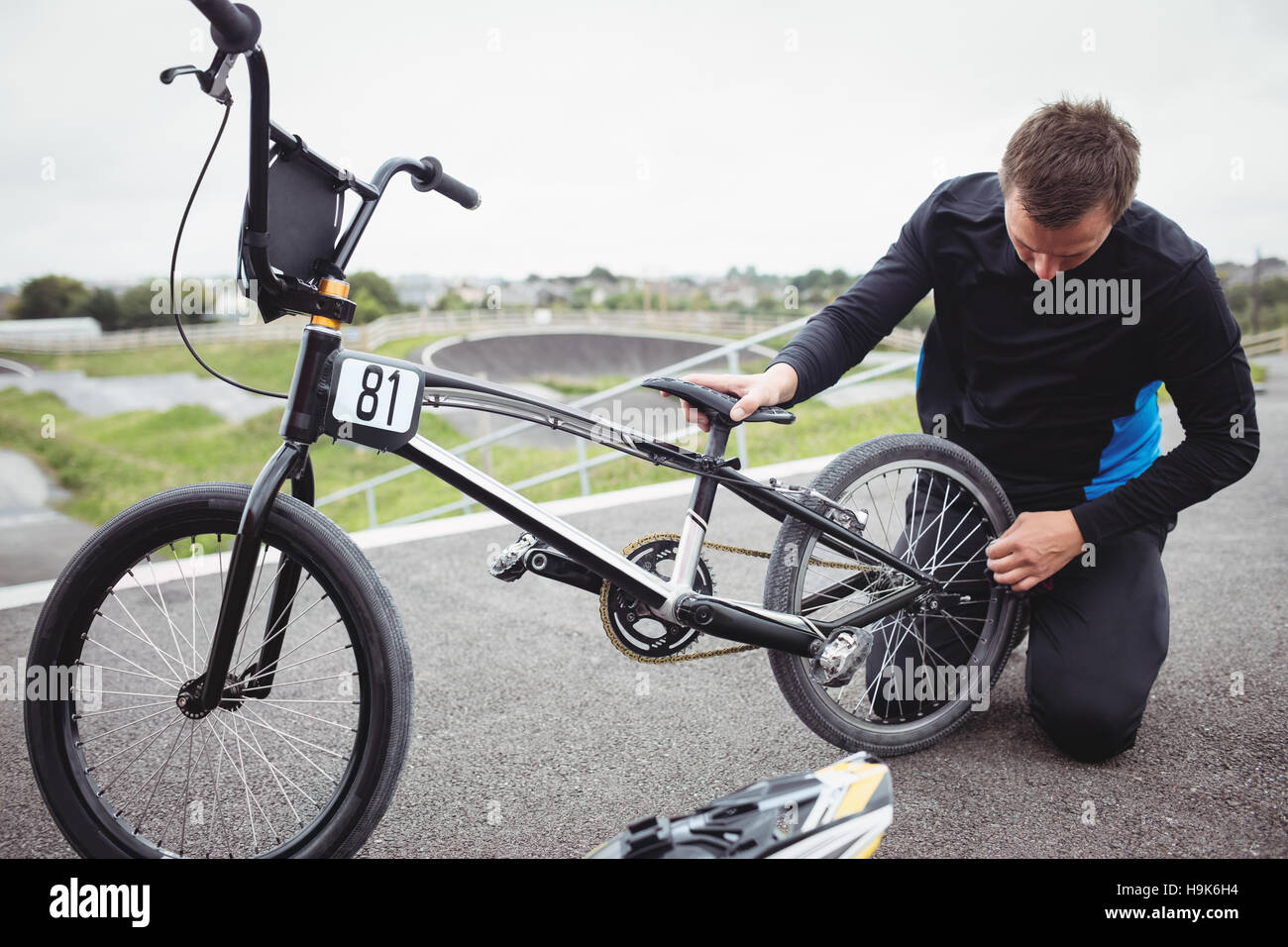 Ciclista la riparazione di una BMX bike Foto Stock