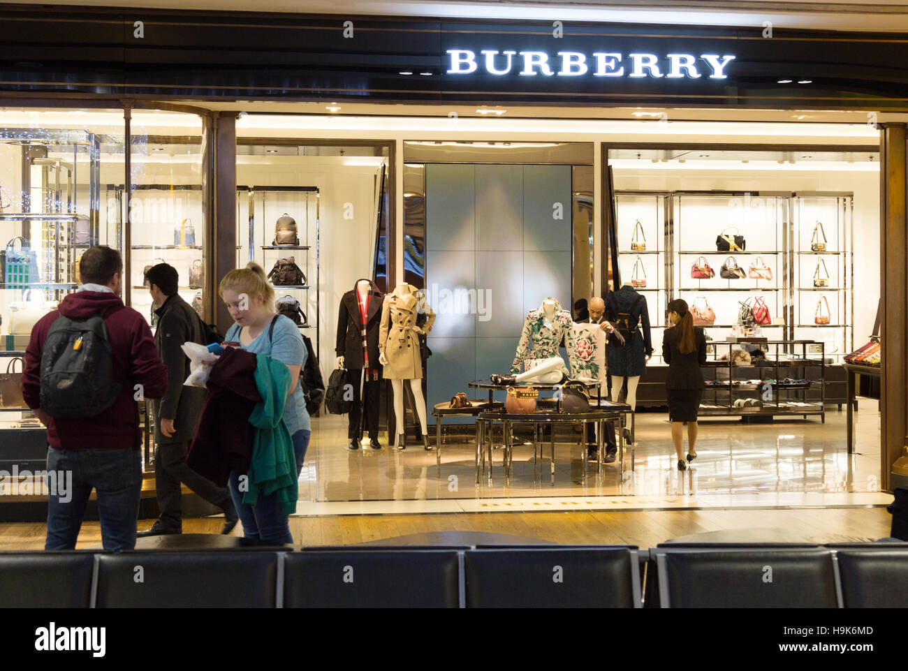 Burberry Store, terminale 3, l'aeroporto di Heathrow, London REGNO UNITO Foto Stock
