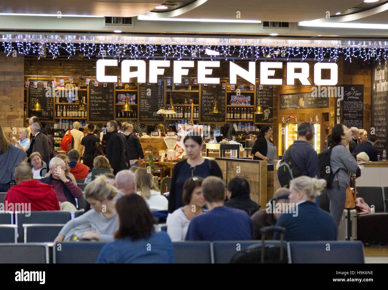 I clienti a bere il caffe Nero caffè bar, terminale 3, l'aeroporto di  Heathrow, London REGNO UNITO Foto stock - Alamy