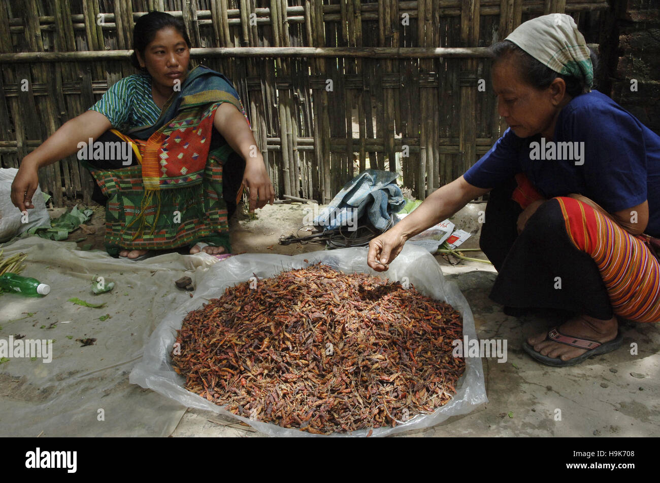 Tribale del Bangladesh le donne a vendere verdure nel distretto di Bandarban in Chittagong, Bangladesh. Foto Stock