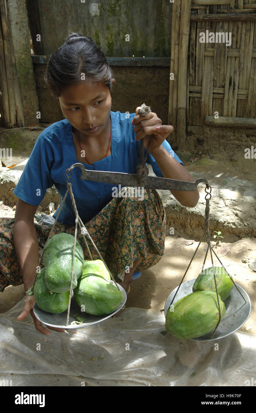 Tribale del Bangladesh le donne a vendere verdure nel distretto di Bandarban in Chittagong, Bangladesh. Foto Stock