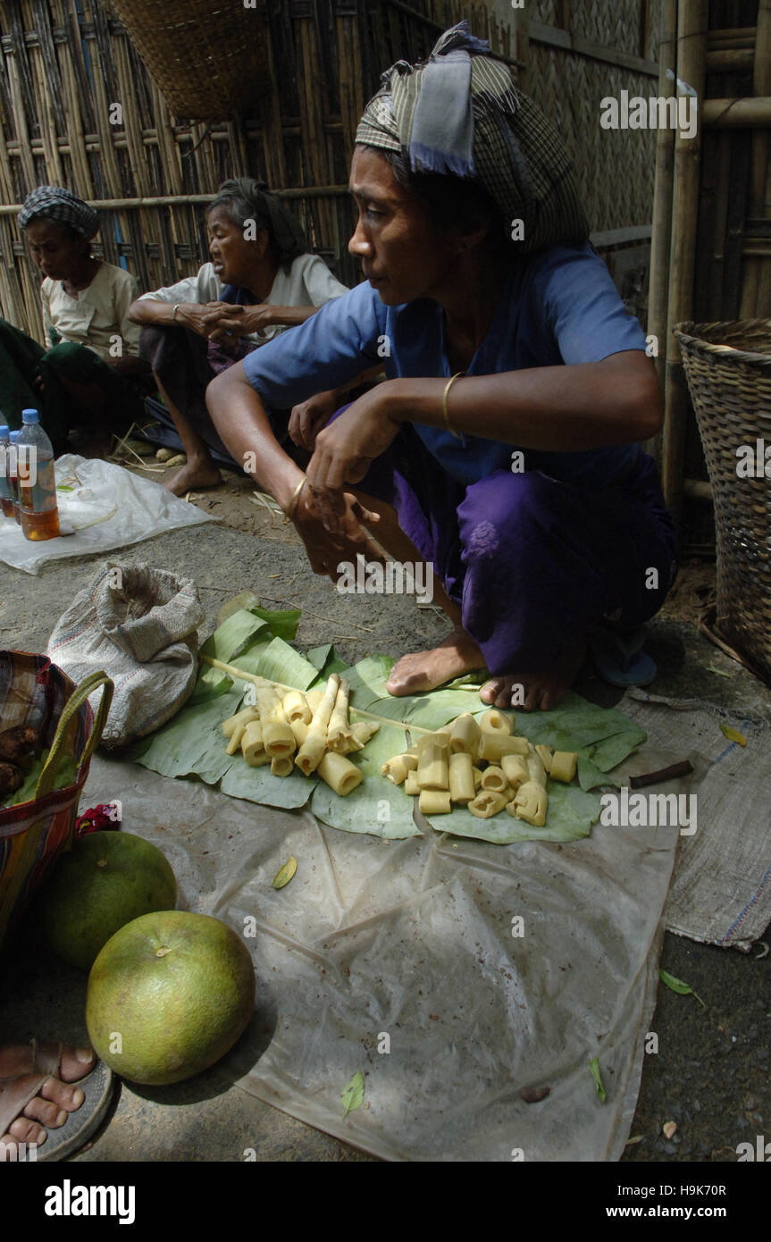 Tribale del Bangladesh le donne a vendere verdure nel distretto di Bandarban in Chittagong, Bangladesh. Foto Stock